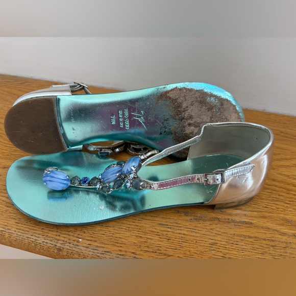 Giuseppe Zanotti Silver Leather T-Strap Sandals with Jewels. Euro size 39.5. - Picture 5 of 5